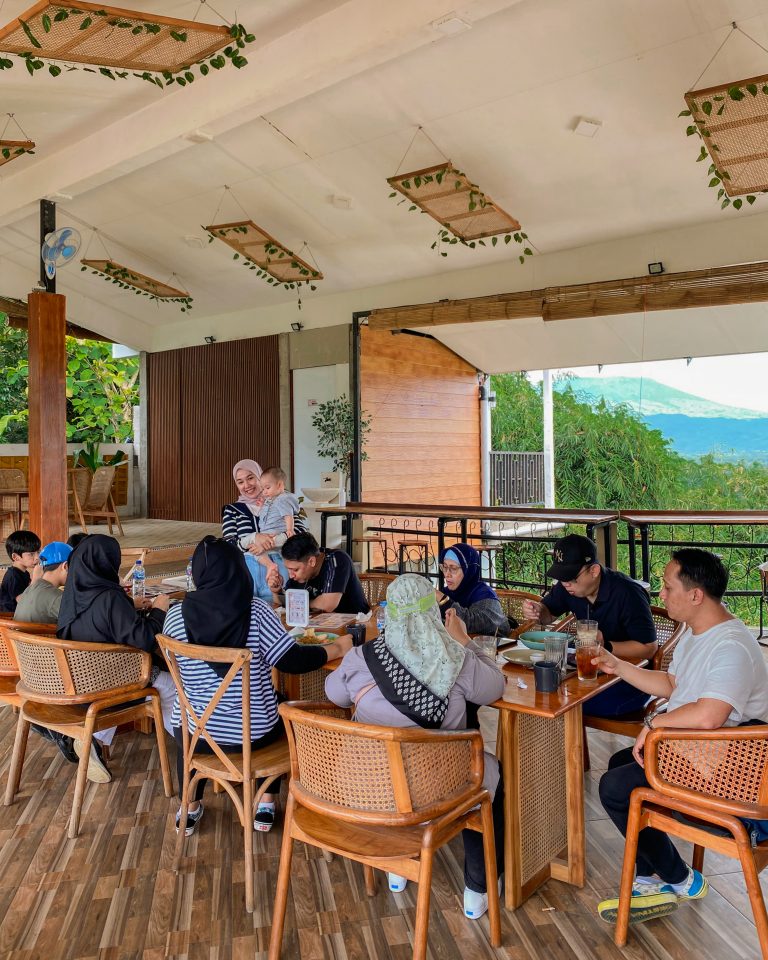 Kedai Bukit Rhema: Tempat Makan Keluarga yang Cozy di Borobudur