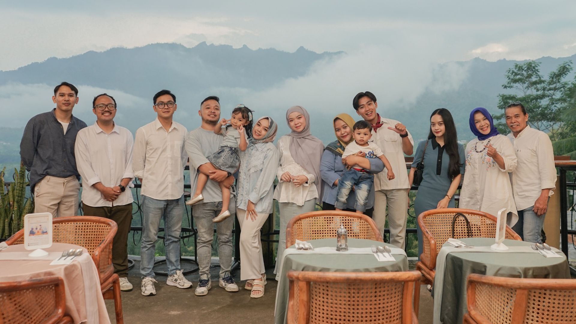Suasana tempat makan keluarga Kedai Bukit Rhema, sebuah pilihan kuliner Borobudur dengan pemandangan alam.