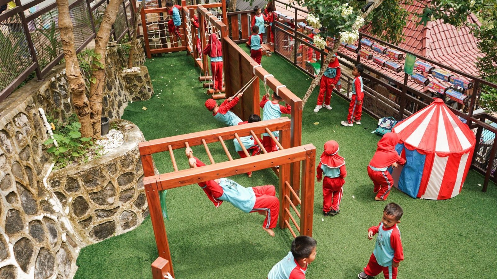 tempat makan dengan playground dekat Borobudur
