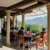 Area makan lantai 2 Kedai Bukit Rhema dekat Candi Borobudur untuk artikel cafe hits Jogja