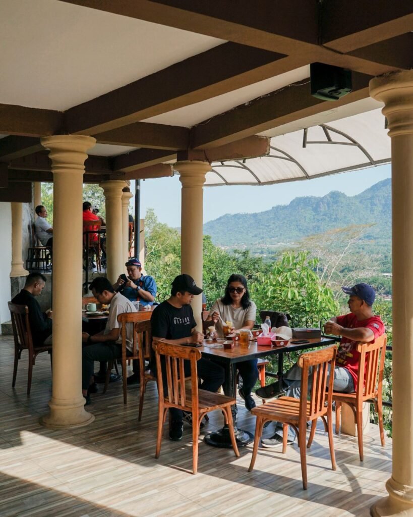 Area makan lantai 2 Kedai Bukit Rhema dekat Candi Borobudur untuk artikel cafe hits Jogja
