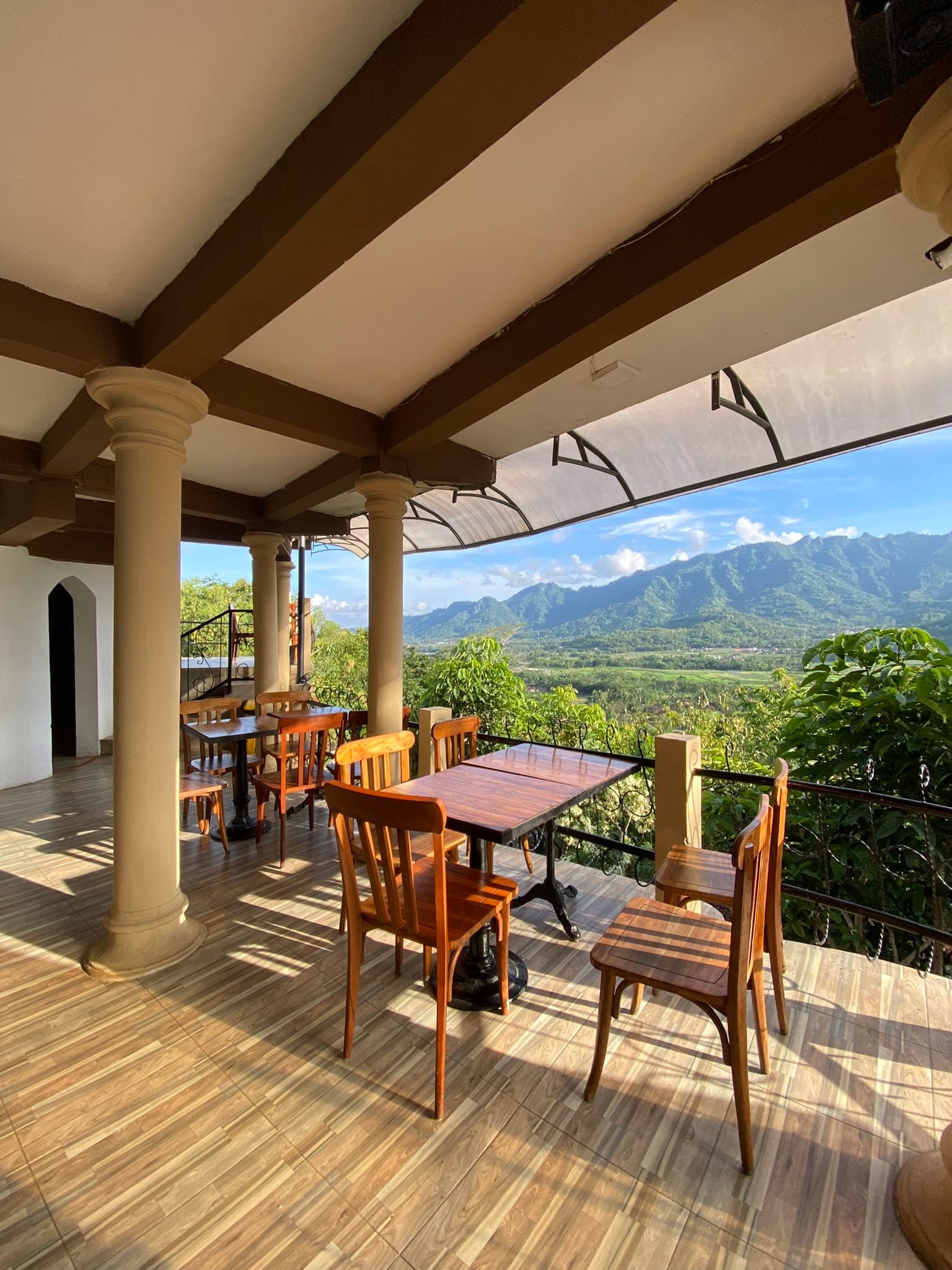 Suasana Kedai Bukit Rhema Borobudur pemandangan Menoreh