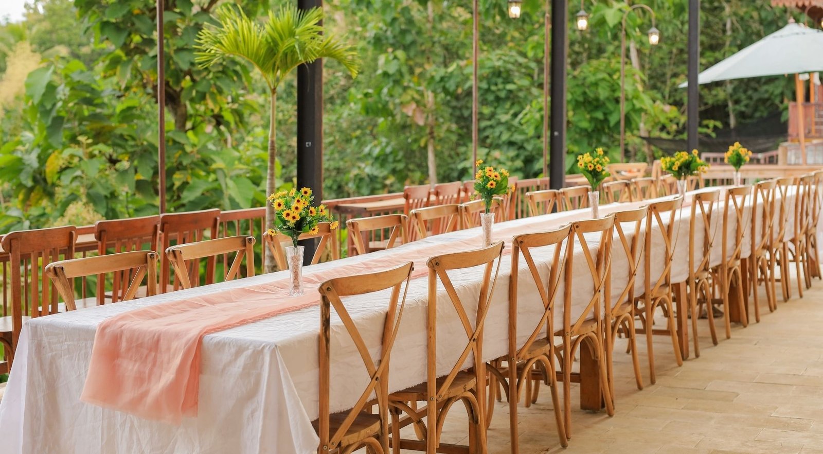 Plataran semi outdoor Kedai Bukit Rhema untuk keluarga dan rombongan untuk artikel restoran rombongan keluarga Borobudur