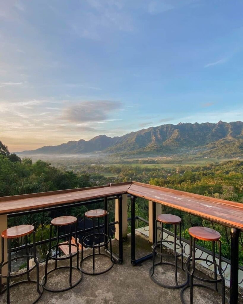 Lantai 3 Kedai Bukit Rhema untuk sunrise dan golden hour Borobudur untuk artikel sarapan setelah sunrise Borobudur