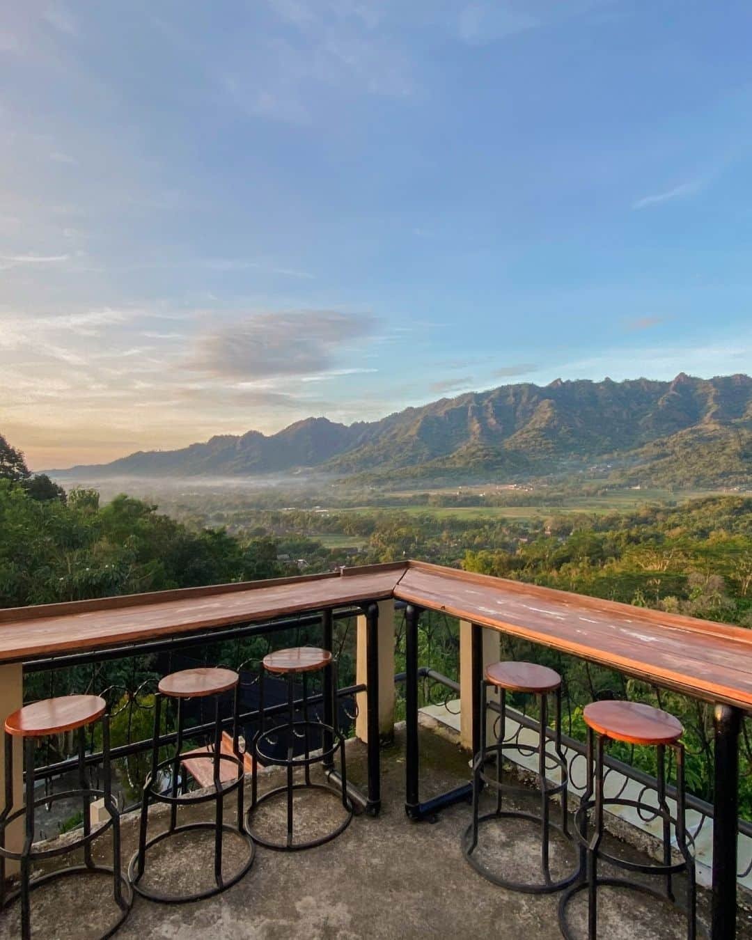 Lantai 3 Kedai Bukit Rhema untuk sunrise dan golden hour Borobudur untuk artikel sarapan setelah sunrise Borobudur
