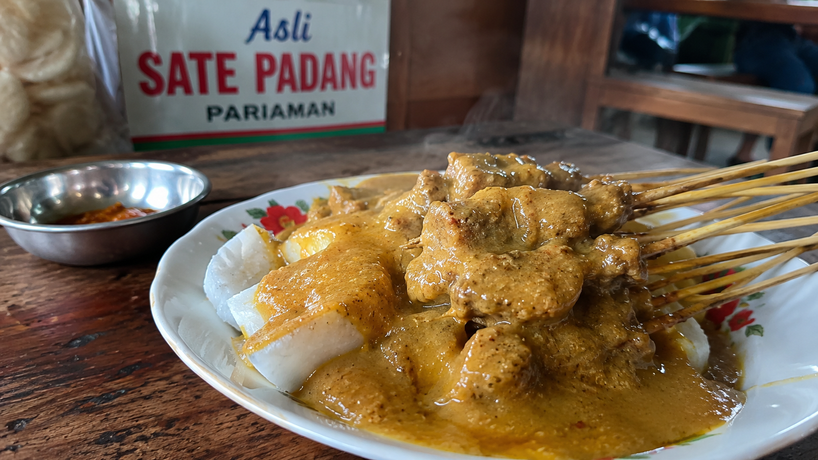 Sate Padang Mak Syukur dengan kuah kuning dan ketupat