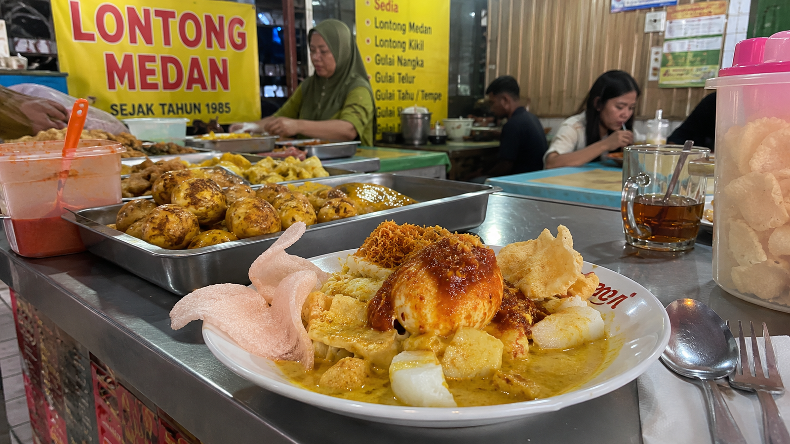 Semangkuk soto daging sapi dengan kuah bening dan perkedel, sarapan khas Medan