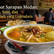 Suasana kedai sarapan khas Medan dengan meja dan kursi kayu