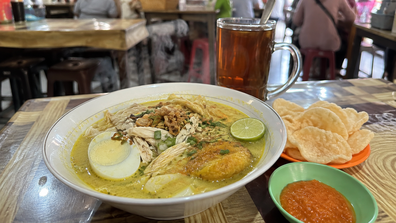 Suasana RM Sinar Pagi yang ramai dengan pelanggan menikmati kuliner Medan berkuah