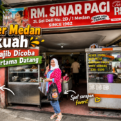 Semangkuk soto Medan dengan kuah santan kuning dan taburan bawang goreng