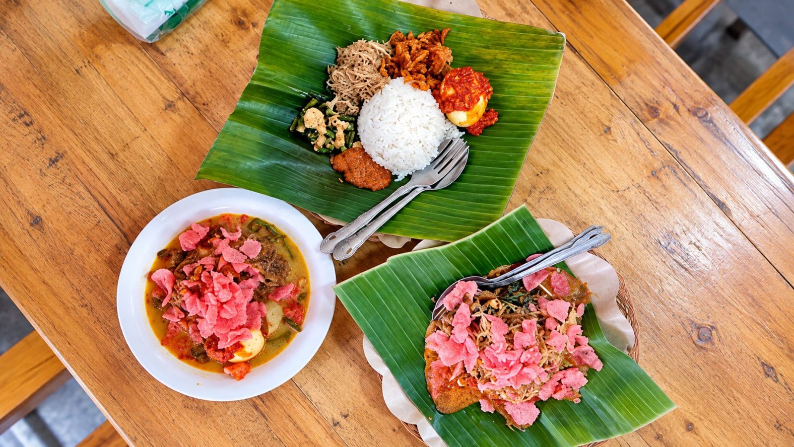 Sepiring lontong sayur Medan dengan pelengkap bihun dan kerupuk