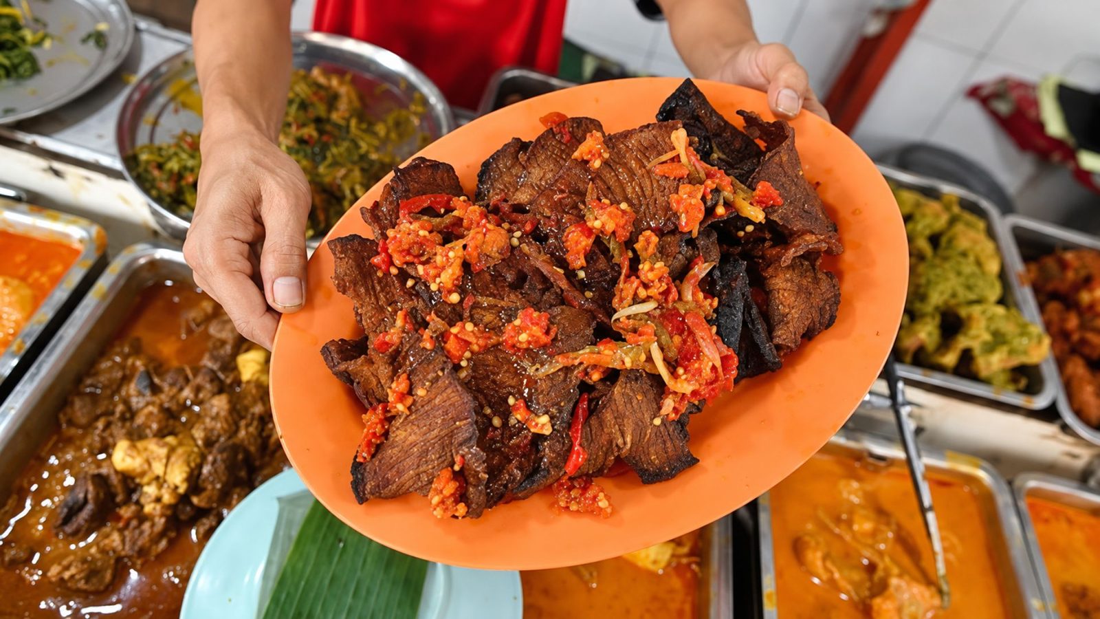 Suasana Los Lambuang Pasar Ateh Bukittinggi dengan lapak nasi Kapau