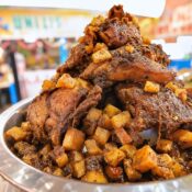 Rendang Kapau berwarna gelap dengan dedak pekat di atas piring