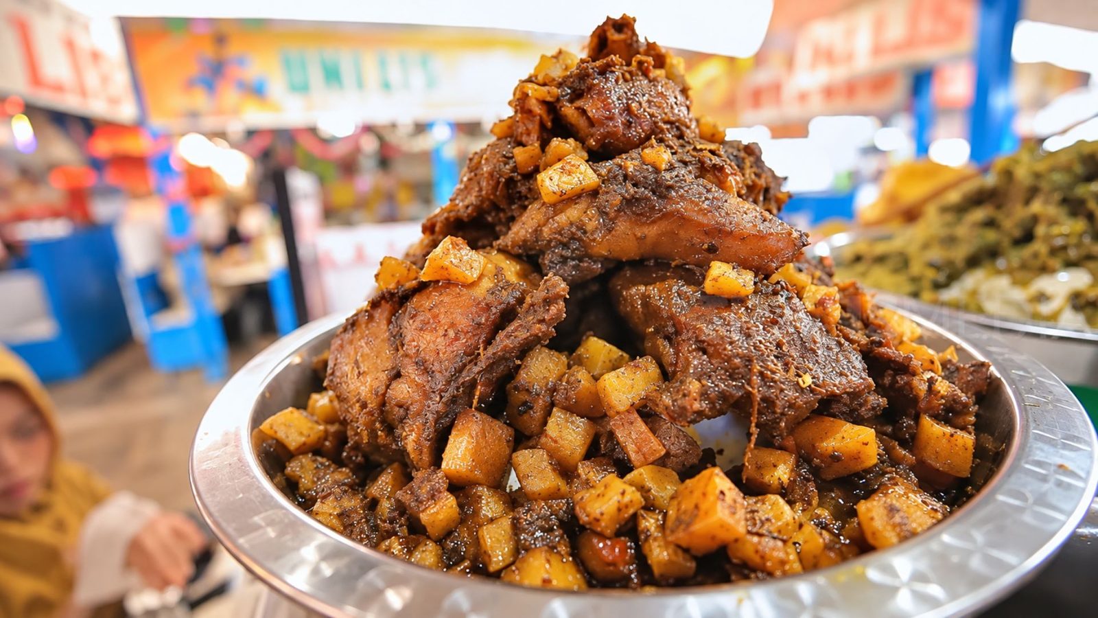 Rendang Kapau berwarna gelap dengan dedak pekat di atas piring