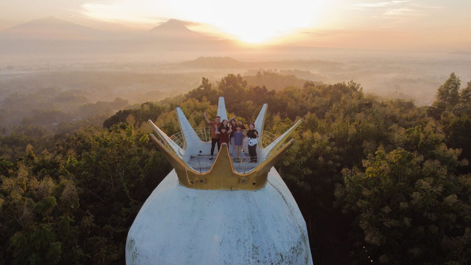 Suasana duduk keluarga di kawasan Kedai Bukit Rhema Magelang