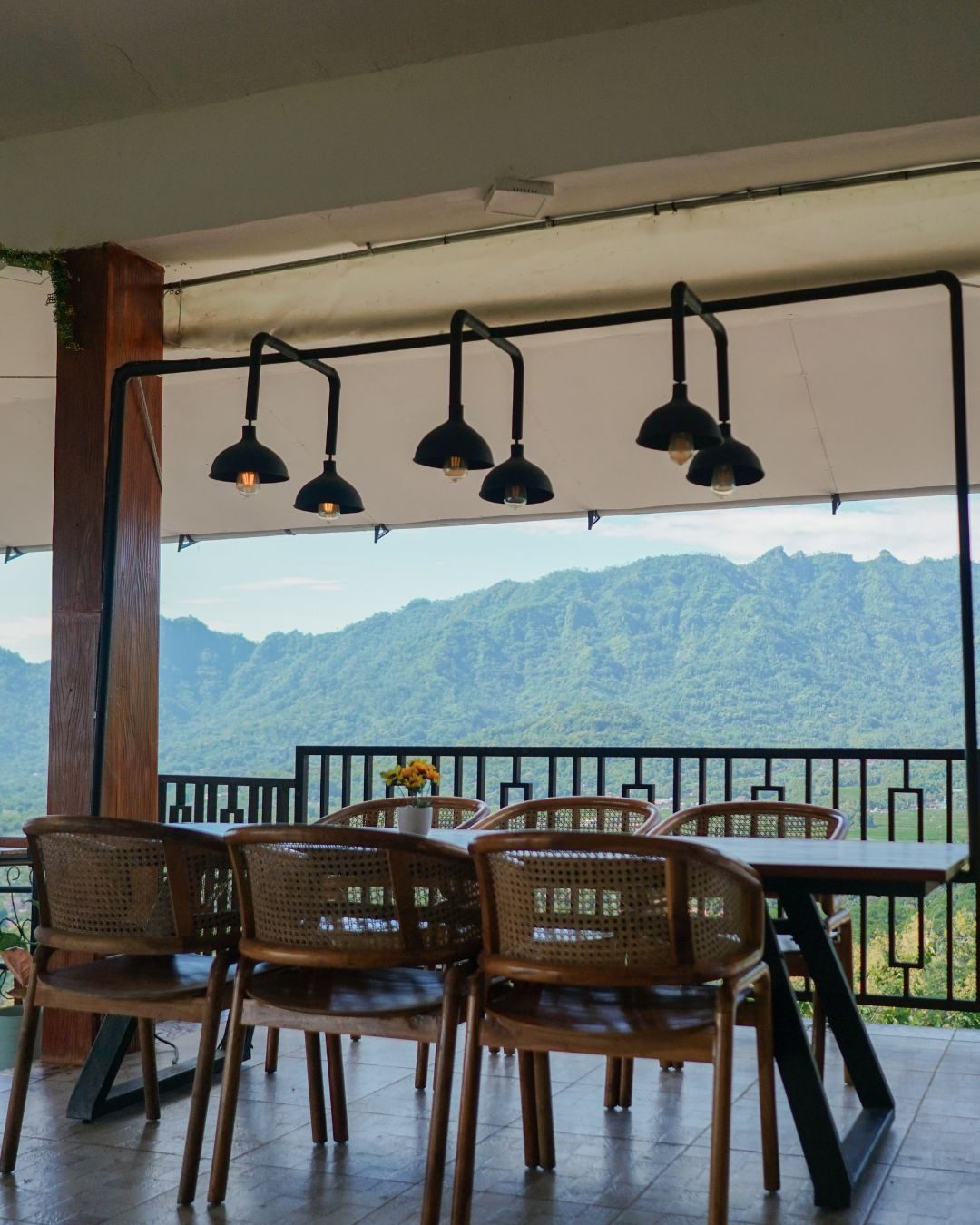 Meja panjang lantai 3 Kedai Bukit Rhema untuk keluarga