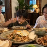 Keluarga makan bersama di rumah setelah jalan-jalan di Jogja