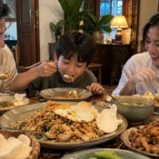 Keluarga makan bersama di rumah setelah jalan-jalan di Jogja