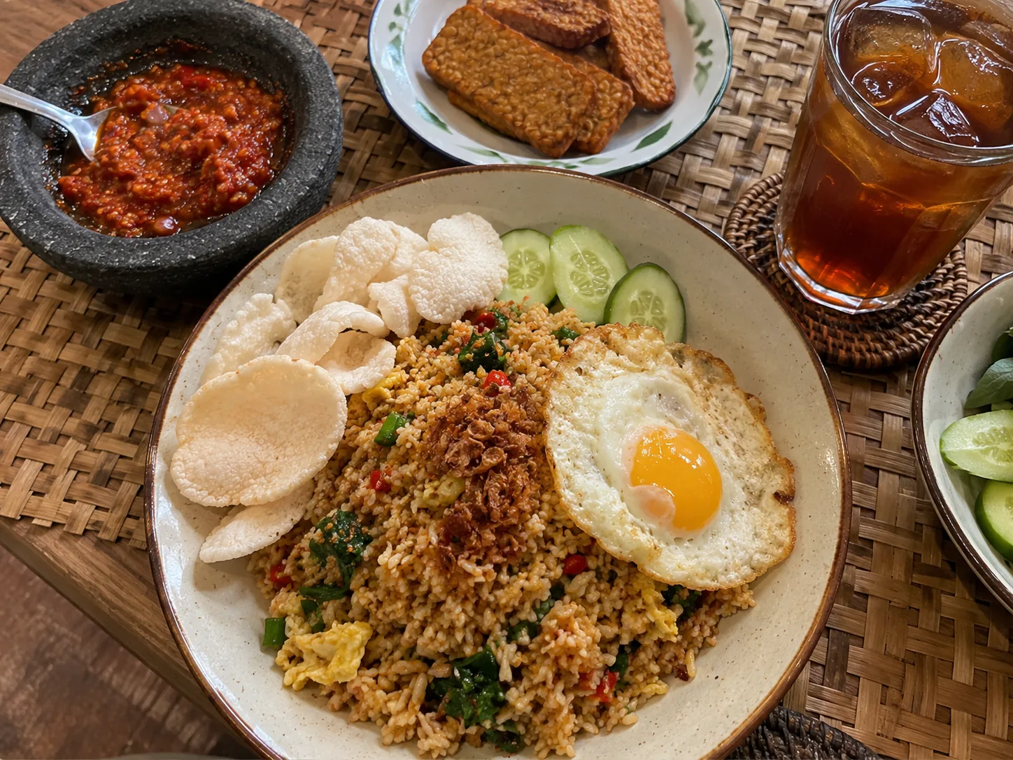 Nasi goreng kampung dengan sambal terasi dan tempe